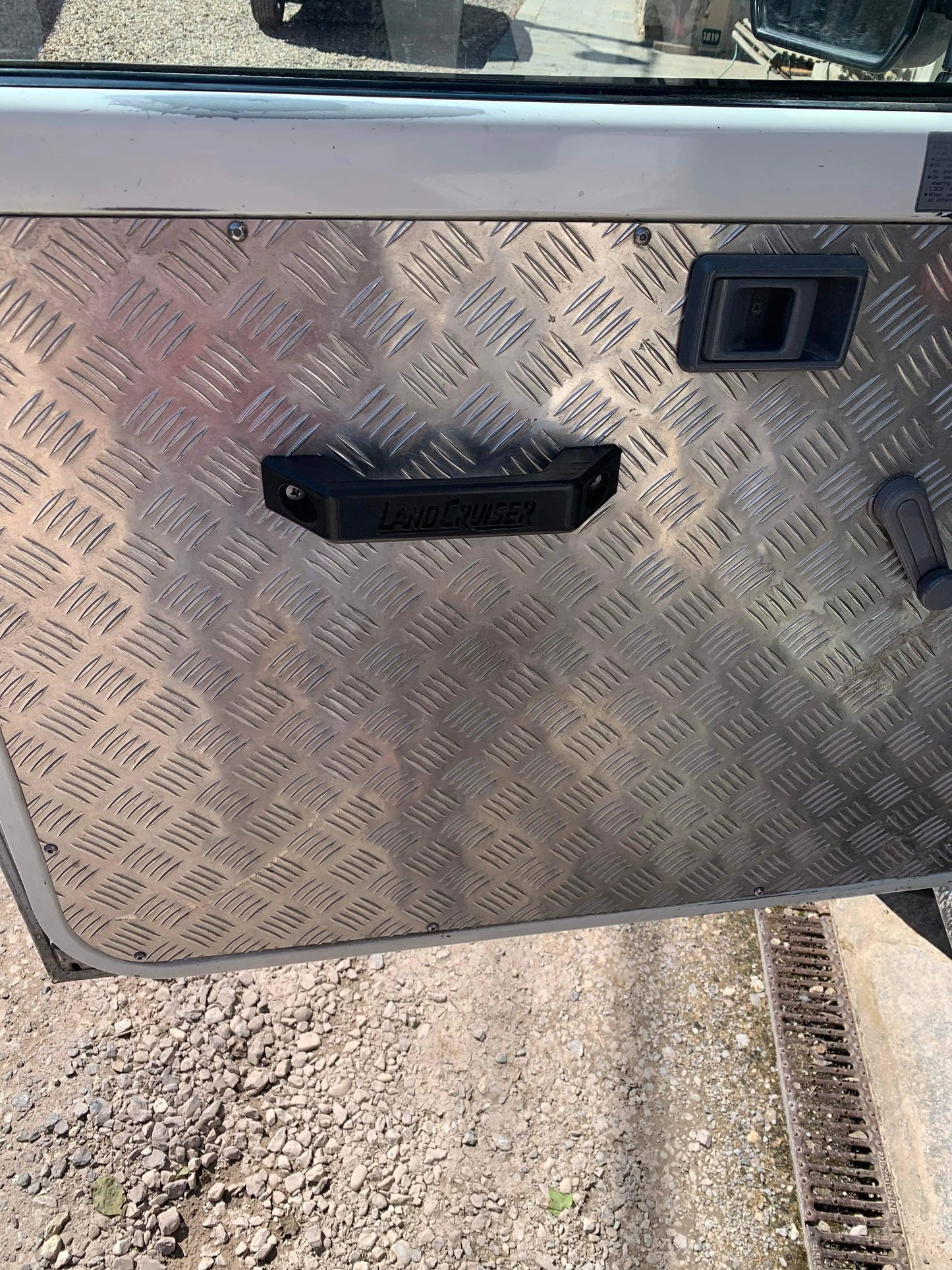 Poignée porte avant Marquage “ Land Cruiser ”. L'atelier 3D