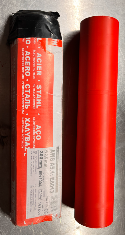 Support porte-électrodes rempli de baguettes de soudage dans un atelier