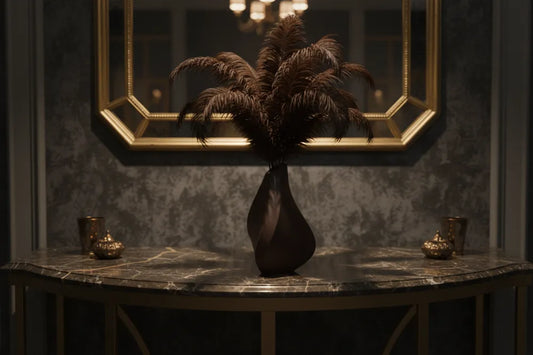 Vase Kairos Flux dans un intérieur moderne minimaliste avec pampas