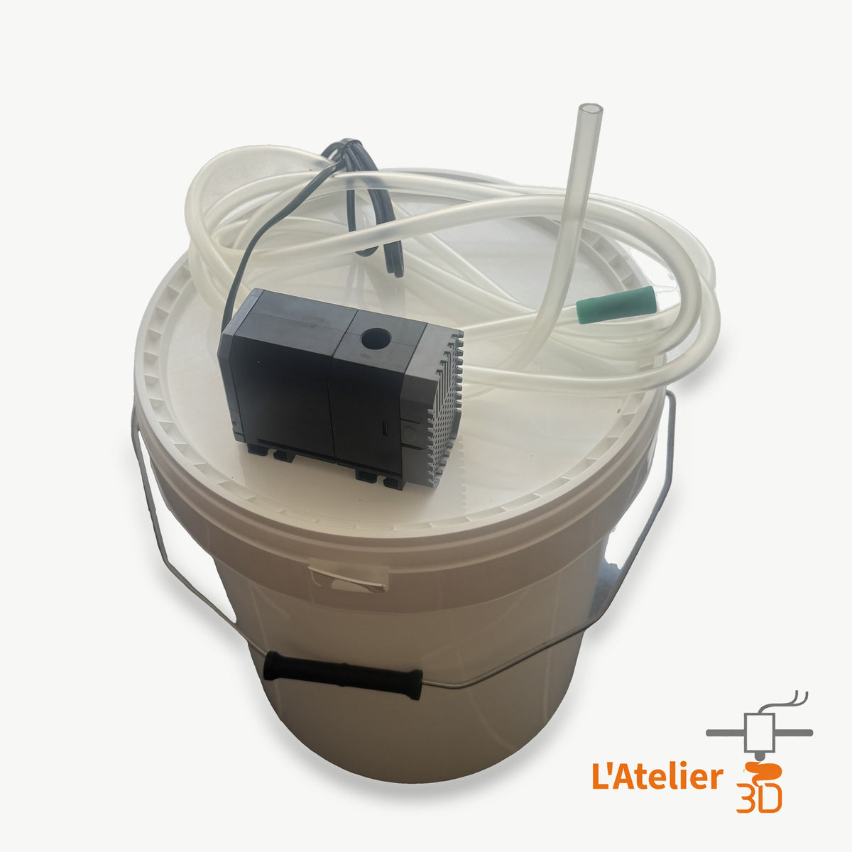 Tour hydroponique en fonctionnement avec circulation d'eau propulsée par la pompe