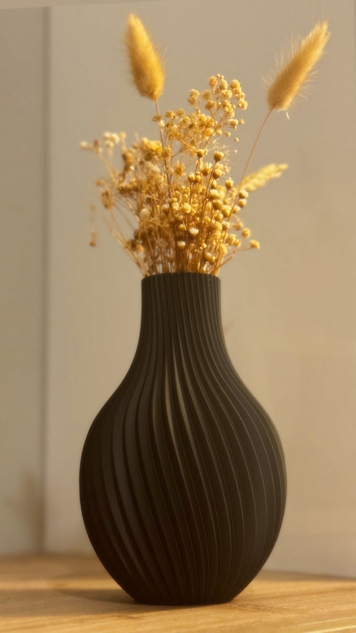 Vase Japandi strié dans un intérieur scandinave avec pampas